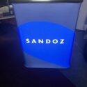 Iseavanev Pop Up esitluslaud sinise LED-valgustuse ja SANDOZ kujundusega